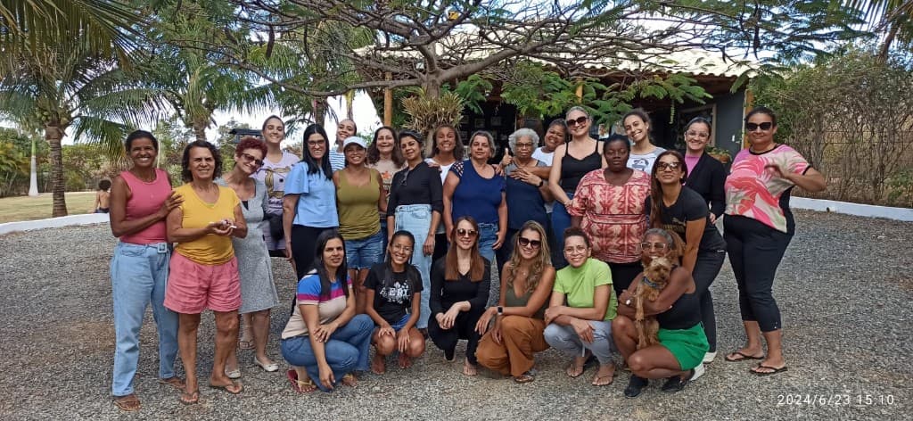 Grupo de mulheres sorrindo juntas no Me Refugiar