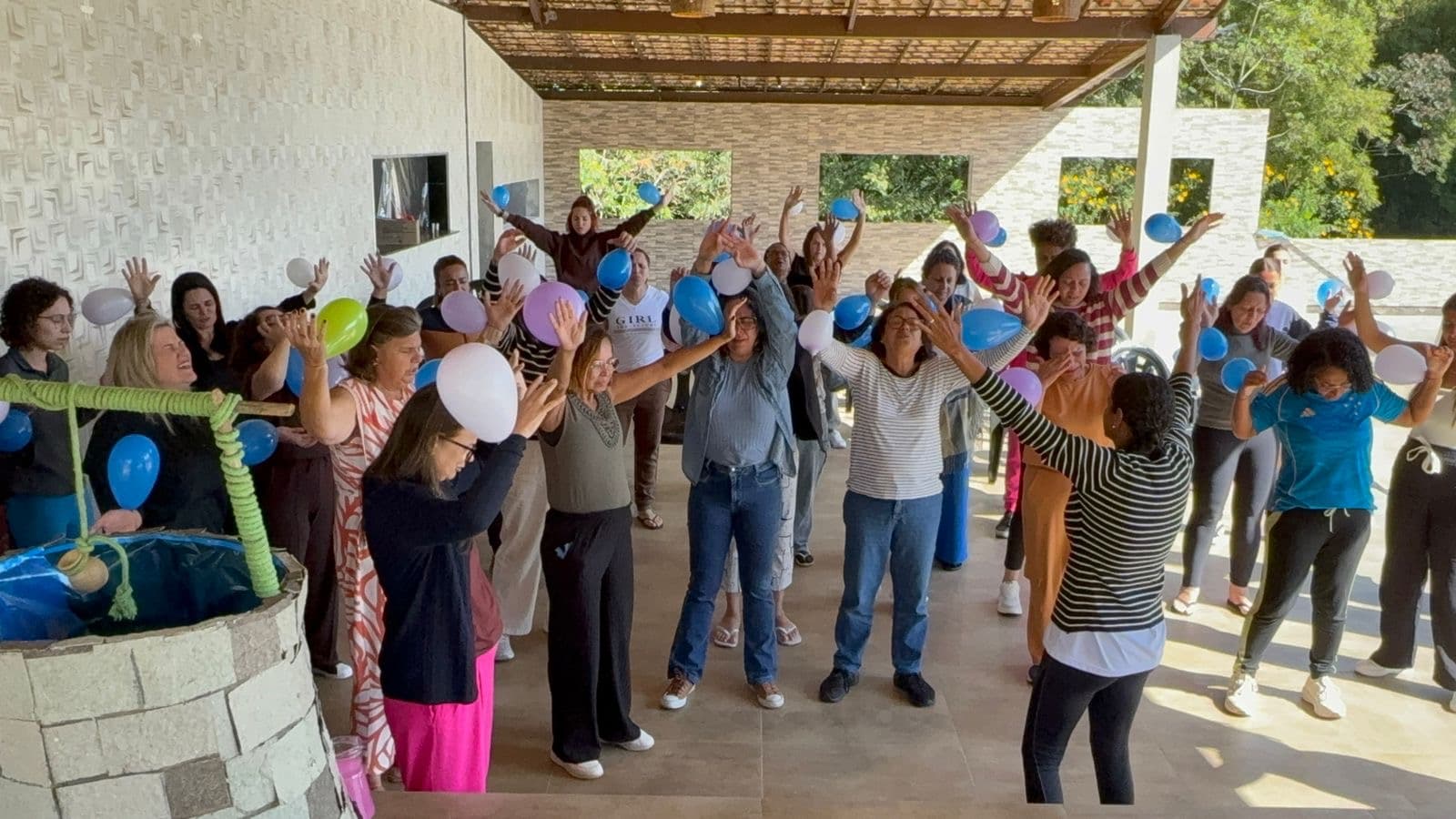 Adoração com mãos levantadas no pavilhão